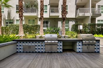 Courtyard grill space at g12 apartments in los angeles, ca 90015